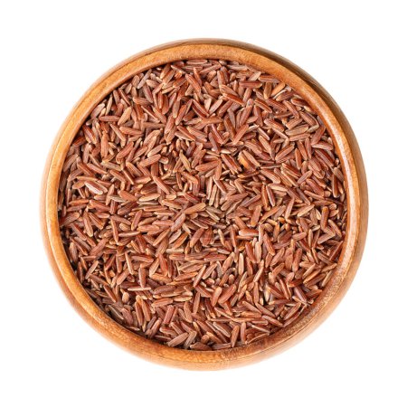 Riz rouge camarguais, dans un bol en bois. Variété de riz rouge cultivée dans les zones humides de la Camargue du sud de la France. Riz au goût intense, légèrement noisette et à la texture naturellement moelleuse.