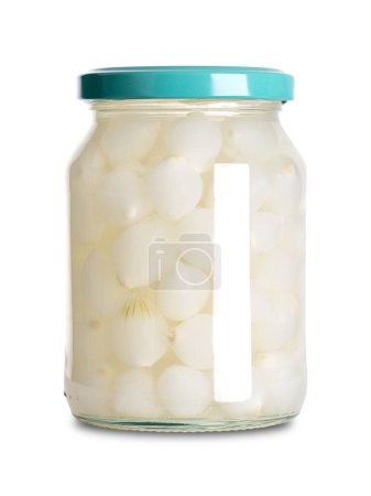 Perlzwiebeln, eingelegt in einem Glas mit Schraubverschluss. Knusprige und knusprige Zwiebelperlen, kleine Zwiebeln, auch Knopf-, Baby- oder Silberhaut-Zwiebeln genannt, in einer Salzlake aus Wasser, Essig und Salz aufbewahrt.
