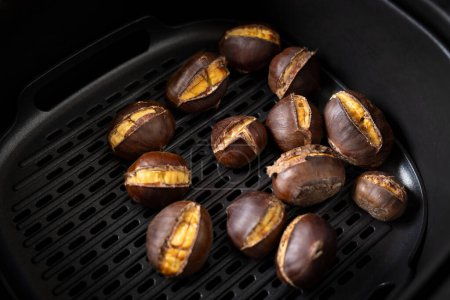 Foto de Deliciosas castañas jalá castañanea sativa asada en airfryer. - Imagen libre de derechos