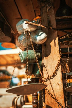 Vintage-Kantinen aus Metall und Kunststoff, Kupferteller, Töpfe und alte rostige Waagen in einem Geschäft auf einem Antiquitätenbasar