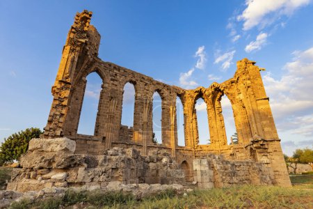Ruinas de la iglesia bizantina latina de San Jorge al atardecer en Famagusta, Chipre