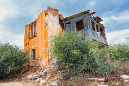 Téléchargez les photos : Varocha-Chypre : 18 octobre 2023 : L'un des centaines de bâtiments ruineux de la ville abandonnée de Varocha Kapali Maras, Famagouste, Chypre du Nord. - en image libre de droit