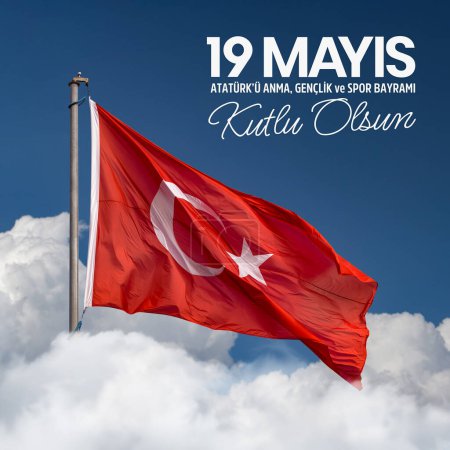 Bandera de Turquía ondeando en el viento sobre el cielo nublado. 19 Mayis Ataturk'u Anma, Genclik ve Spor Bayrami Kutlu Olsun. Español: "19 de Mayo, Feliz Conmemoración de Ataturk, Día de la Juventud y el Deporte.