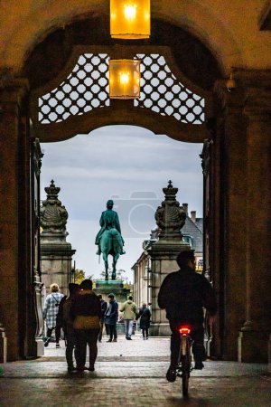Téléchargez les photos : Copenhague, Danemark Les piétons passent par la porte du palais Christiansborg un jour d'automne. - en image libre de droit