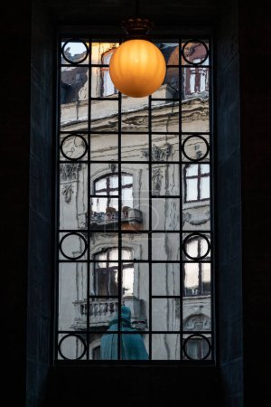 Téléchargez les photos : Copenhague, Danemark Une fenêtre et une lampe dans l'église Frederiks, ou église en marbre. - en image libre de droit