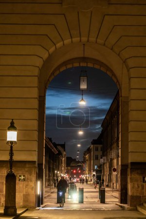 Téléchargez les photos : Copenhague, Danemark Les gens passent un vieux passage voûté au Palais Christiansborg, site du gouvernement et du Parlement. - en image libre de droit