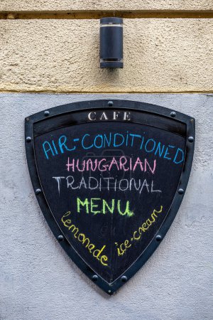 Foto de Budapest, Hungría Una señal para un café y restaurante que ofrece comida húngara y limondas y helado. - Imagen libre de derechos
