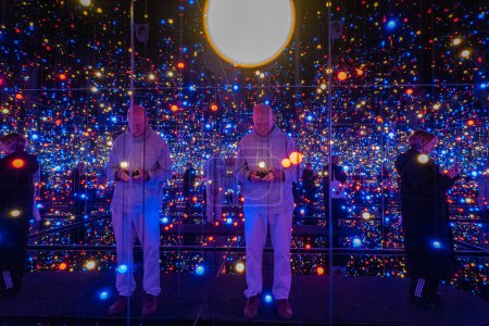 Foto de Copenhague, Dinamarca Visitantes del Museo de Louisiana. La exposición Luces relucientes de Yayoi Kusama. - Imagen libre de derechos