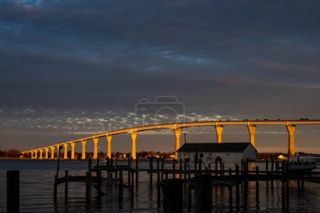 Foto de Solomons, Maryland, Estados Unidos El puente Solomons iluminado en invierno al atardecer. - Imagen libre de derechos