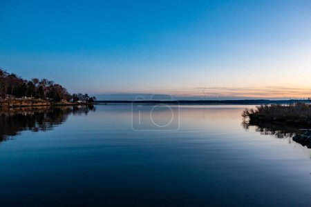Téléchargez les photos : Broomes Island, Maryland États-Unis Une vue sur la rivière Patuxent au coucher du soleil. - en image libre de droit