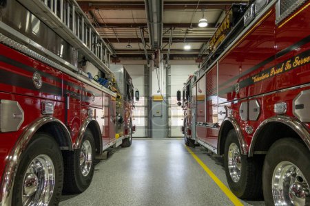 Foto de Solomons Island, Maryland, camiones de bomberos en una estación de bomberos. - Imagen libre de derechos