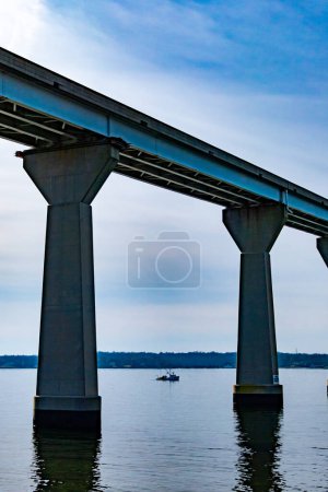 Foto de Solomons Maryland USA El pie del puente conmemorativo del gobernador Thomas Johnson en el río Patuxent. - Imagen libre de derechos