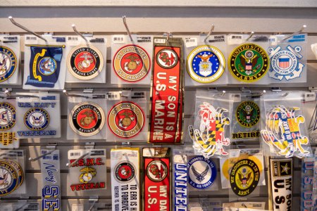 Téléchargez les photos : Lexington Park, Maryland, USA Autocollants souvenirs à la boutique de souvenirs du Patuxent River Naval Air Museum. - en image libre de droit