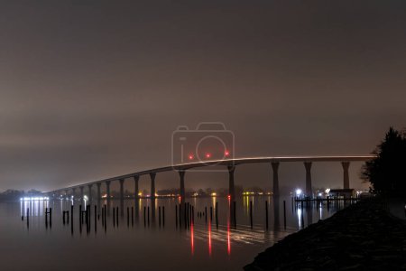 Téléchargez les photos : Salomons, Maryland, USA Le pont Salomons illuminé en hiver au coucher du soleil. Connu aussi sous le nom de pont commémoratif du gouverneur Thomas Johnson - en image libre de droit