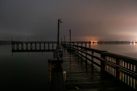 Foto de Solomons Island, Maryland, Estados Unidos Un muelle en el río Patuxent por la noche mirando hacia la bahía de Chesapeake. - Imagen libre de derechos
