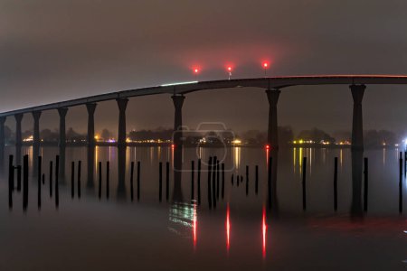 Foto de Solomons, Maryland, Estados Unidos El puente Solomons iluminado en invierno al atardecer. Conocido también como el Puente Memorial Gobernador Thomas Johnson - Imagen libre de derechos
