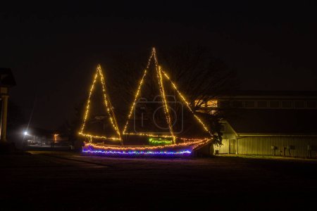 Foto de Solomons Island, Maryland, Estados Unidos Un velero por la noche con luces en el Museo Marítimo. - Imagen libre de derechos