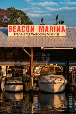 Foto de Solomons Island, Maryland EE.UU., Barcos al amanecer en un puerto deportivo en el río Patuxent. - Imagen libre de derechos