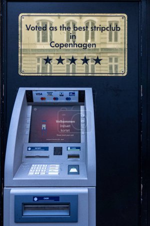 Téléchargez les photos : Copenhague, Danemark, Un distributeur automatique de billets est placé sous un panneau pour un club de voyage. - en image libre de droit