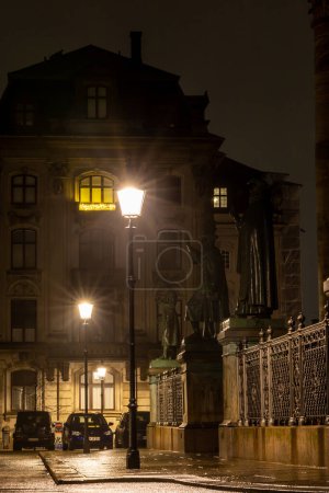 Téléchargez les photos : Copenhague, Danemark Un lampadaire à côté de l'église en marbre au centre-ville. - en image libre de droit