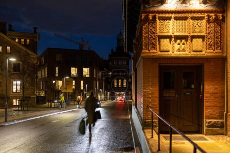 Foto de Copenhagen, Denmark Bicyclists  in the old Carlsberg Byn district at night. - Imagen libre de derechos