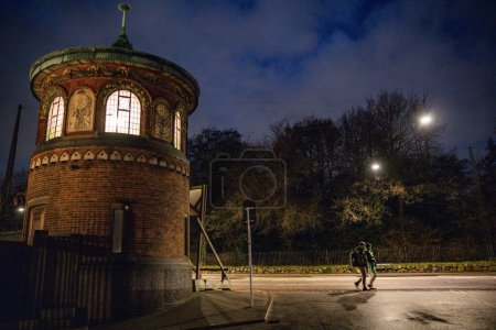 Foto de Copenhagen, Denmark  Pedestrians in the old Carlsberg Byn district at night. - Imagen libre de derechos