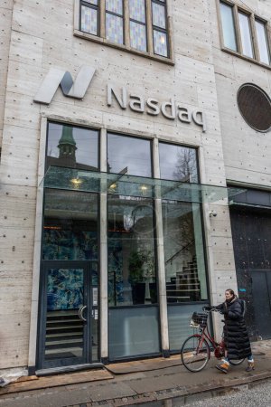 Foto de Copenhagen, Denmark The facade and sign of the  Nasdaq building in downtown. - Imagen libre de derechos