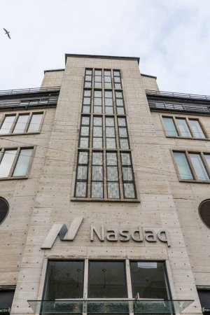 Foto de Copenhagen, Denmark The facade and sign of the  Nasdaq building in downtown. - Imagen libre de derechos