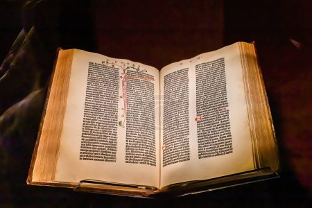 Foto de Copenhagen, Denmark The original Gutenberg Bible on display in the Danish Royal Library, or Black Diamond Library. - Imagen libre de derechos