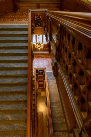 Téléchargez les photos : Copenhagen, Denmark A regal wooden staircase  in the Copenhagen City Hall. - en image libre de droit