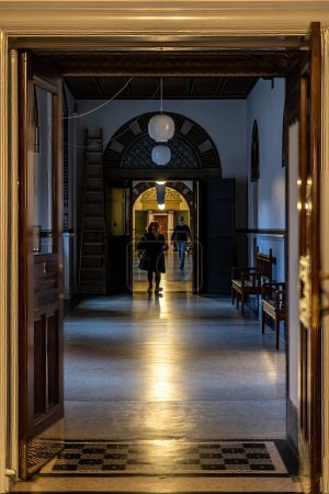 Téléchargez les photos : Copenhagen, Denmark  A woman walking through the halls of the  Copenhagen City Hall. - en image libre de droit