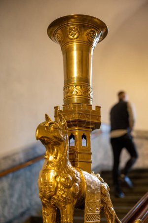 Téléchargez les photos : Copenhagen, Denmark A golden creature sculpture on the bannister of a staircase  in the Copenhagen City Hall. - en image libre de droit