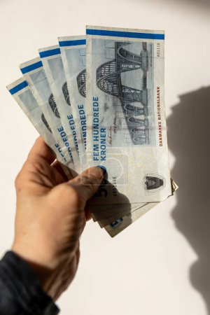 Téléchargez les photos : Copenhagen, Denmark A hand holds five Danish 500 kroner notes. - en image libre de droit