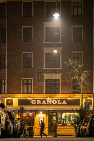 Téléchargez les photos : Copenhague, Danemark Une promenade piétonne près du restaurant historique Granola la nuit sur Varnedamsvej. - en image libre de droit