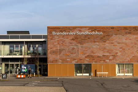 Téléchargez les photos : Bronderslev, Denmark the facade of the local community center. - en image libre de droit