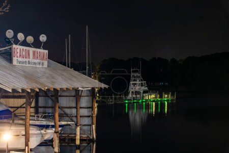 Téléchargez les photos : Solomons, Maryland USA A marina at night on the Patuxent river. - en image libre de droit