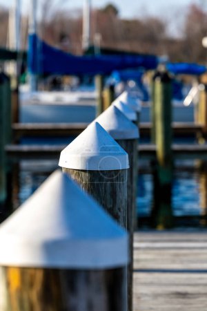 Téléchargez les photos : Solomons, Maryland ,USA White- topped pylons in a marina on the Patuxent River. - en image libre de droit