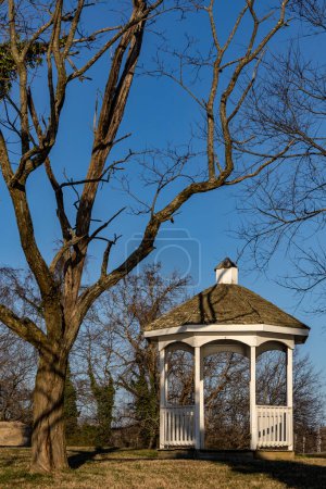 Foto de Solomons, Maryland ,USA A small pagoda in a public park. - Imagen libre de derechos