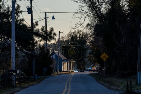 Foto de Solomons, Maryland ,USA Asmall house at the end of a sunny road. - Imagen libre de derechos