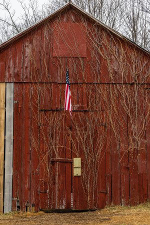 Foto de Solomons, Maryland ,USA A red barn with an American flag. - Imagen libre de derechos