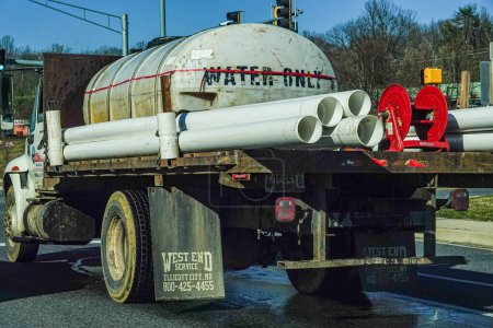 Foto de Solomons, Maryland EE.UU. Un camión en la carretera que lleva un tanque de agua. - Imagen libre de derechos