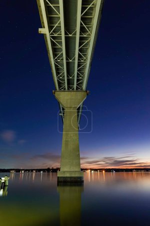 Foto de Solomons, Maryland Estados Unidos La parte inferior del puente de las Salomón al atardecer. - Imagen libre de derechos