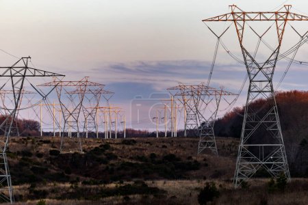 Foto de Solomons, Maryland EE.UU. Líneas eléctricas de alta tensión que se extienden a través del paisaje terrestre. - Imagen libre de derechos