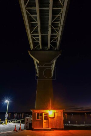 Téléchargez les photos : Salomons, Maryland USA Le dessous du pont des Salomons au crépuscule. - en image libre de droit