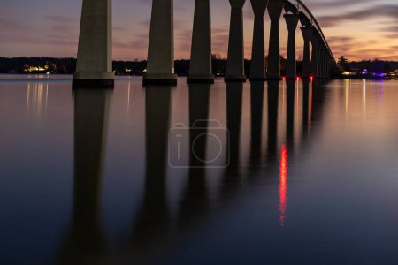 Foto de Solomons, Maryland Estados Unidos La parte inferior del puente de las Salomón al atardecer. - Imagen libre de derechos