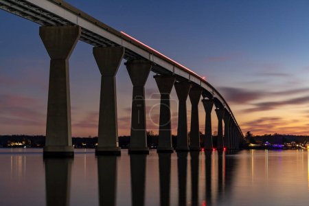 Téléchargez les photos : Salomons, Maryland USA Le dessous du pont des Salomons au crépuscule. - en image libre de droit