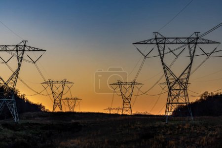 Foto de Solomons, Maryland EE.UU. Líneas eléctricas de alta tensión que se extienden a través del paisaje terrestre. - Imagen libre de derechos