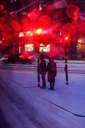 Téléchargez les photos : Stockholm, Suède Piétons la nuit dans la neige sur Torsgatan - en image libre de droit