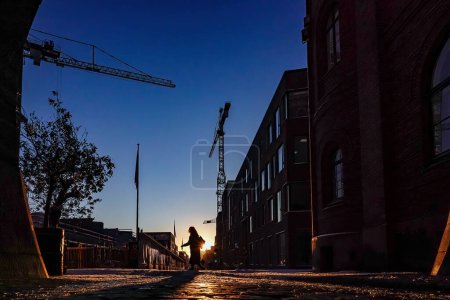 Foto de Copenhague, Dinamarca Una persona en el antiguo barrio de Carlsberg Brewery al amanecer. - Imagen libre de derechos