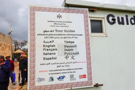 Téléchargez les photos : Jerash, Jordanie Un panneau à l'entrée de Jarash offrant des guides touristiques en plusieurs langues. - en image libre de droit